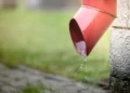 Masz dużą działkę i dużo kostki? Sprawdź, czy zapłacisz podatek od deszczu
