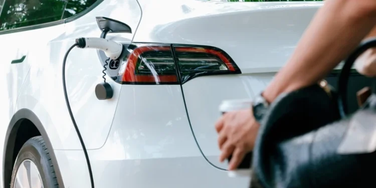 Finansowanie elektryków coraz droższe. Firmy zmieniają podejście
