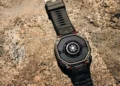 Ten smartwatch wytrzyma 180 dni. Tylko musisz go nosić na lewą stronę