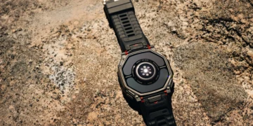 Ten smartwatch wytrzyma 180 dni. Tylko musisz go nosić na lewą stronę