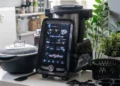 COBBO 7 Smart-i robi to, czego większość robotów kuchennych nie potrafi: mówi po polsku i gotuje z wyprzedzeniem