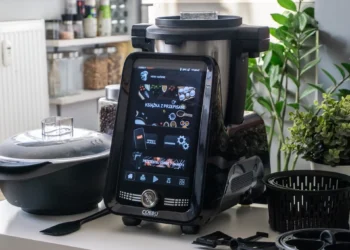 COBBO 7 Smart-i robi to, czego większość robotów kuchennych nie potrafi: mówi po polsku i gotuje z wyprzedzeniem