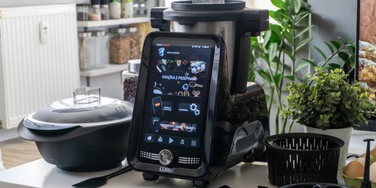 COBBO 7 Smart-i robi to, czego większość robotów kuchennych nie potrafi: mówi po polsku i gotuje z wyprzedzeniem