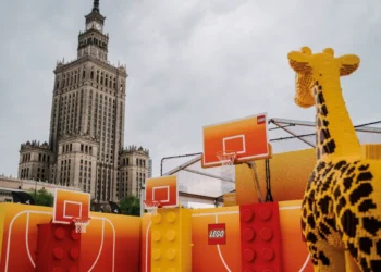 Budowanie, skoki i koszykówka w jednym miejscu. LEGO® Basketball Experience rozgrzało centrum Warszawy  