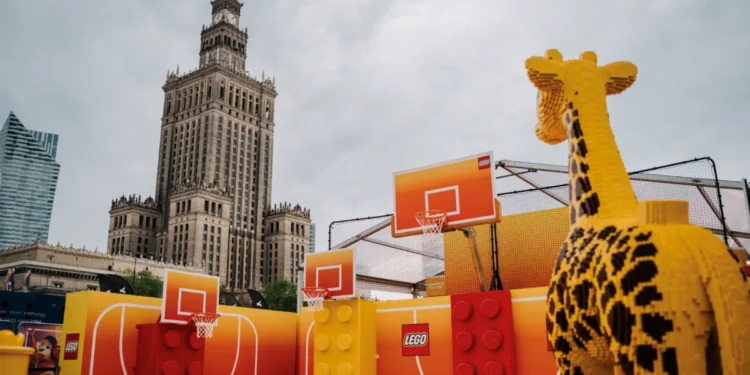 Budowanie, skoki i koszykówka w jednym miejscu. LEGO® Basketball Experience rozgrzało centrum Warszawy  