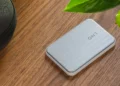 Powerbank, który zmieści się w portfelu. Zabieram go wszędzie