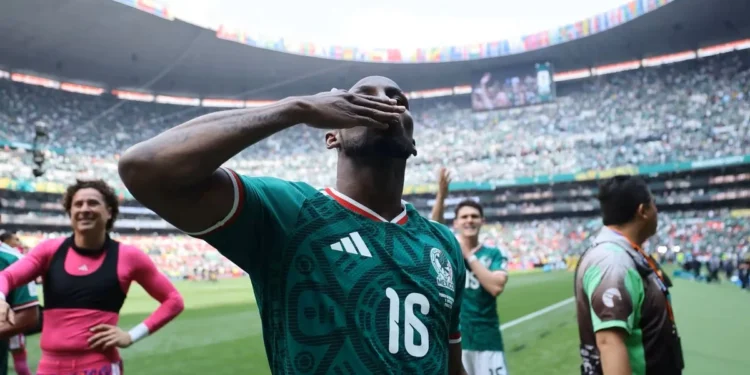 Co sędziowie na Mundialu mają przy uszach? Ta mała kostka zmienia widok meczów