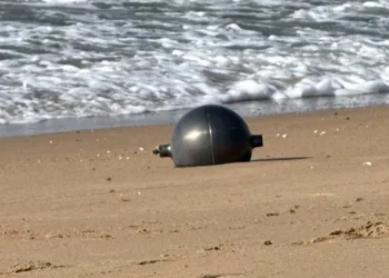 Metalowe kule spadły na rajską plażę. „To może pochodzić z kosmosu”