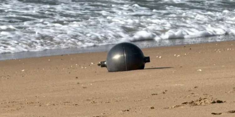 Metalowe kule spadły na rajską plażę. „To może pochodzić z kosmosu”