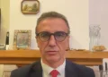 Poseł czyta z okularów, a Chińczycy słuchają. Jest afera o gadżet Jarosława Sachajki
