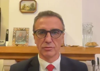 Poseł czyta z okularów, a Chińczycy słuchają. Jest afera o gadżet Jarosława Sachajki