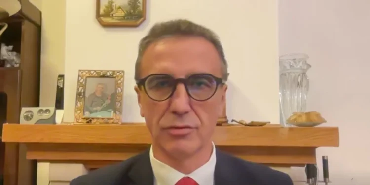 Poseł czyta z okularów, a Chińczycy słuchają. Jest afera o gadżet Jarosława Sachajki