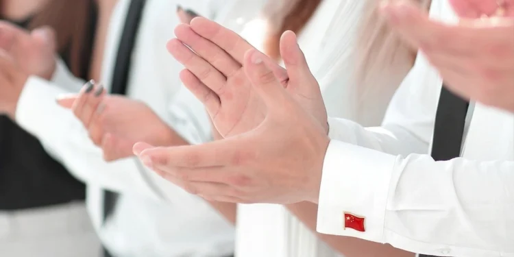 AI Act wszedł w życie. Chiny i prawnicy dziękują