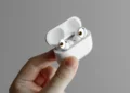 Apple robi AirPodsy, jakich jeszcze nie było. Będą oczami dla Siri