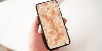 Zmieniają zdjęcia ludzi bez ich wiedzy. Sklepy z aplikacjami mają potężny problem