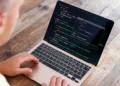 Apple płaci miliony za odkrywanie błędów. AI właśnie wywróciła system