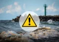 Czarna, lepka substancja na polskich plażach. Służby ostrzegają: „Nie dotykać” 