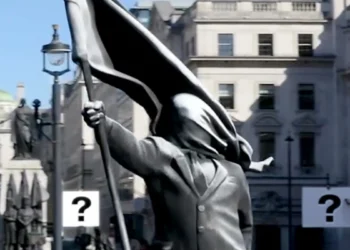 Nowe dzieło Banksy'ego w Londynie. Rzeźba, flaga i krok w próżnię