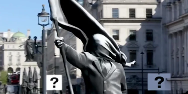 Nowe dzieło Banksy'ego w Londynie. Rzeźba, flaga i krok w próżnię