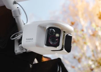 Ta kamera widzi wszystko i goni słonce. Baseus X1 Pro – test