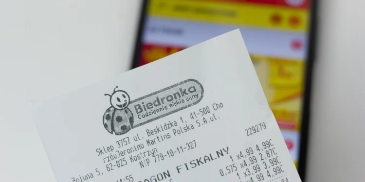 Biedronka chce cię przyspawać do aplikacji. Bez niej wizyta w sklepie nie ma sensu