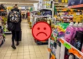 Jeden klik i pracownicy mają po premii. Pomyśl, zanim dasz czerwoną buźkę w Biedronce