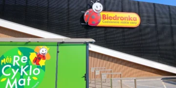 Biedronka zrobiła z kaucji promocję. Popędzicie z butelkami do automatów