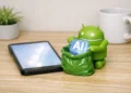 Google wpycha siłą Gemini na twój telefon. Idzie odsiecz