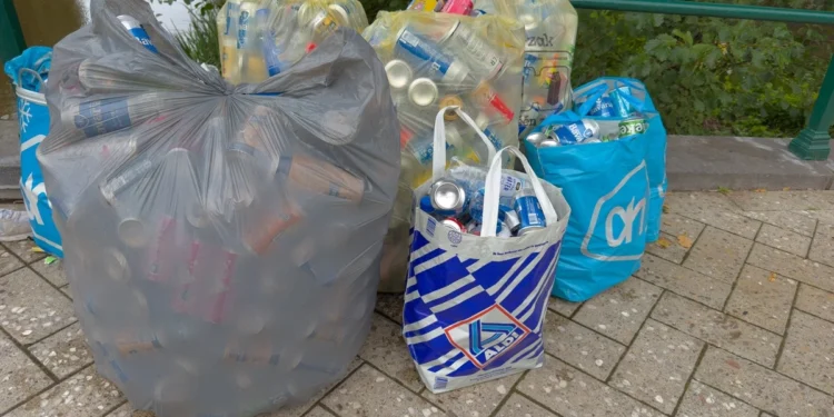 Wrzucasz cały worek i zgarniasz kaucję. Lidl twierdzi, że to wcale nie jest fajne