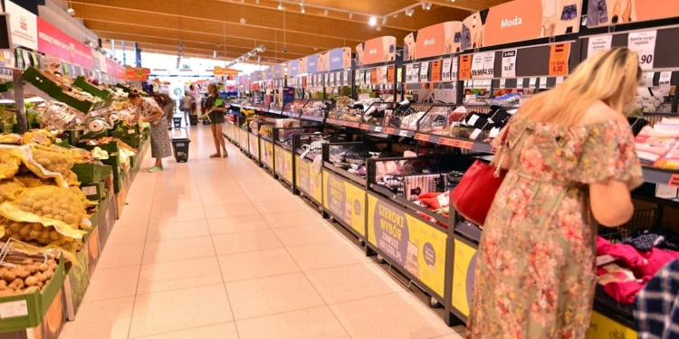 Wolne niedziele, pracujące noce. Dyskonty robią cichą rewolucję kosztem pracowników