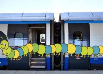 PKP Intercity wypuszcza gąsienicę. Niecodzienny widok na dworcu