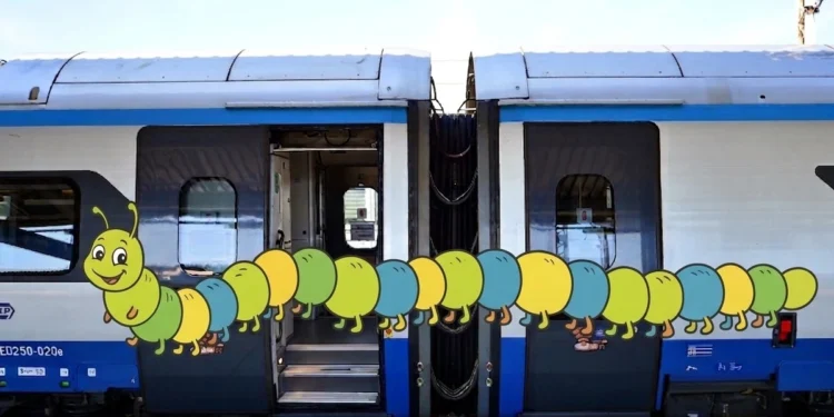 PKP Intercity wypuszcza gąsienicę. Niecodzienny widok na dworcu