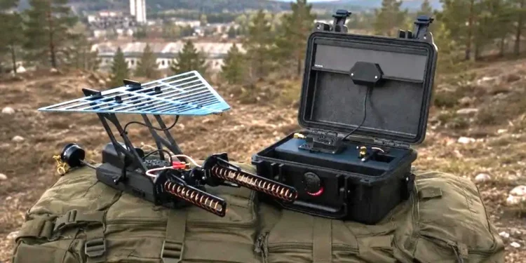 Latający router dla dronów. Operator może się ukryć za wzgórzem