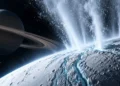 Enceladus wyrzuca ocean w kosmos. Tak pomaga nam szukać życia