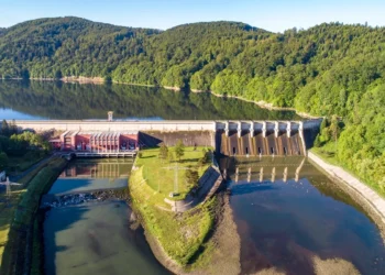 Zrzut wody i mamy prąd. Genialny sposób magazynowania energii nad polskim jeziorem