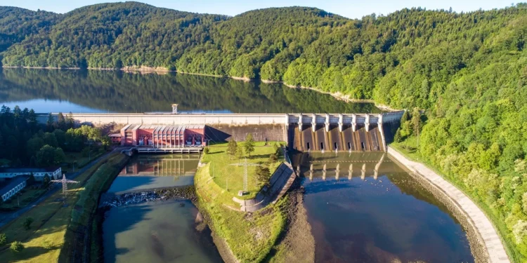 Zrzut wody i mamy prąd. Genialny sposób magazynowania energii nad polskim jeziorem