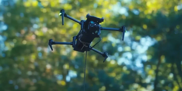 Dron na kablu. Może latać godzinami