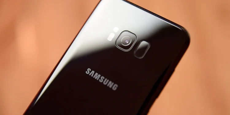 Samsung wskrzesił telefony sprzed niemal dekady. Jest nowa aktualizacja