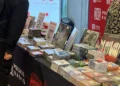 Białe kruki na czarnych krążkach obok szlagierów. Szukaj ich na stadionie