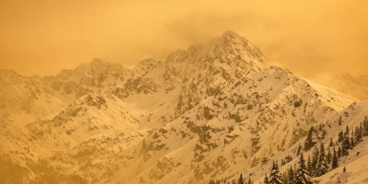Żółty śnieg w Tatrach. Pustynia przyleciała do Polski