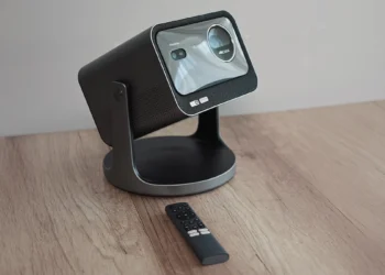 Hisense C3 – recenzja projektora laserowego 4K. Kiedy „mini” nie znaczy „mało”