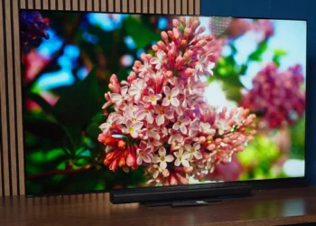 Hisense UR8S – recenzja. Technologia pełnego RGB HISENSE wkracza do szerszego segmentu rynku