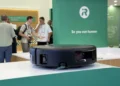 Nadjeżdża topowa Roomba Max 876. Rozwijaj czerwony dywan