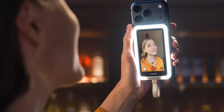 Przednia kamerka na śmietnik. Gadżet do telefonu zmieni twoje selfie