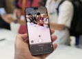 Miałem w rękach iPhone’a 18 Pro. Nowy aparat jest kapitalny, a kolor burgundowy kradnie show