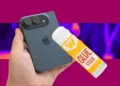 Etui iPhone'a Duo za 399 zł musisz przykleić do telefonu. Tak, taśmą klejącą.