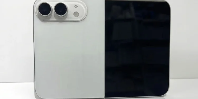 Składany iPhone na nowych zdjęciach. Jedna decyzja Apple'a może rozczarować