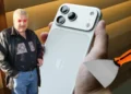Szpachlują iPhone'y jak samochody. Handlarz Mirek, by się nie powstydził