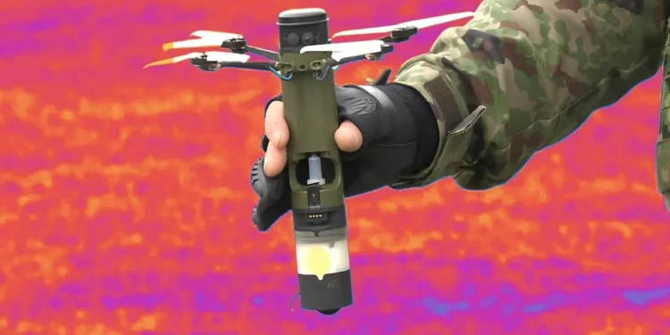 Japoński dron bojowy jest wielkości latarki. Żołnierz wyciąga go z tuby