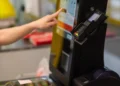 Kasy samoobsługowe podbiły nowy teren. Polska sieć jednak się ugina